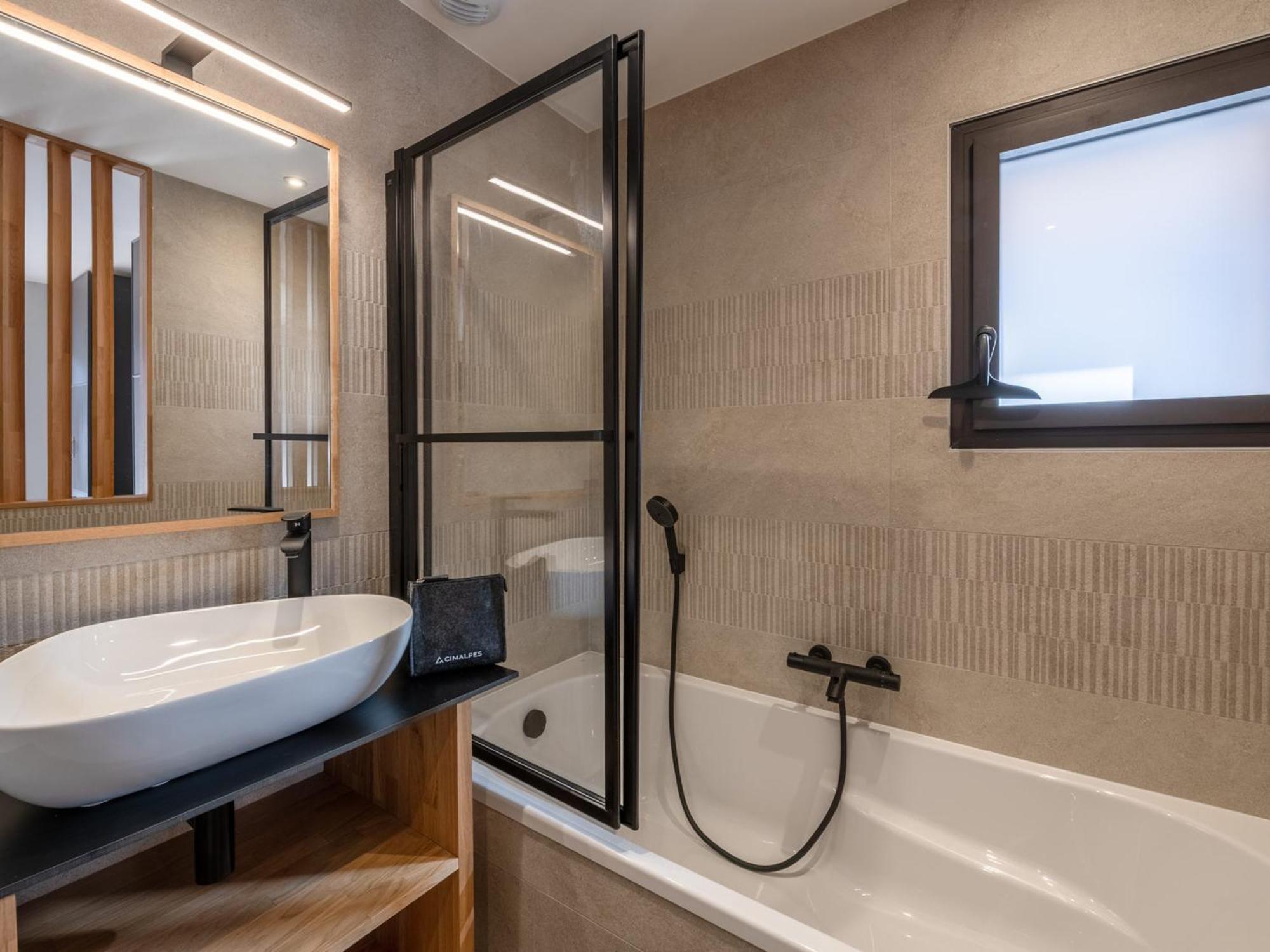 Chalet Spacieux A Avec Jacuzzi Et Parking, Animaux Acceptes - Fr-1-343-259